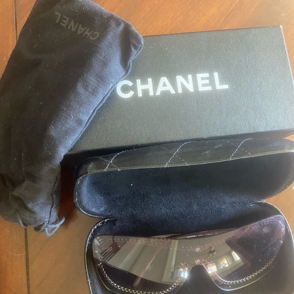 CHANEL SHIELD MASK LOGO CHAIN FRAME PURPLE SUNGLASSES - Picture 1 of 4